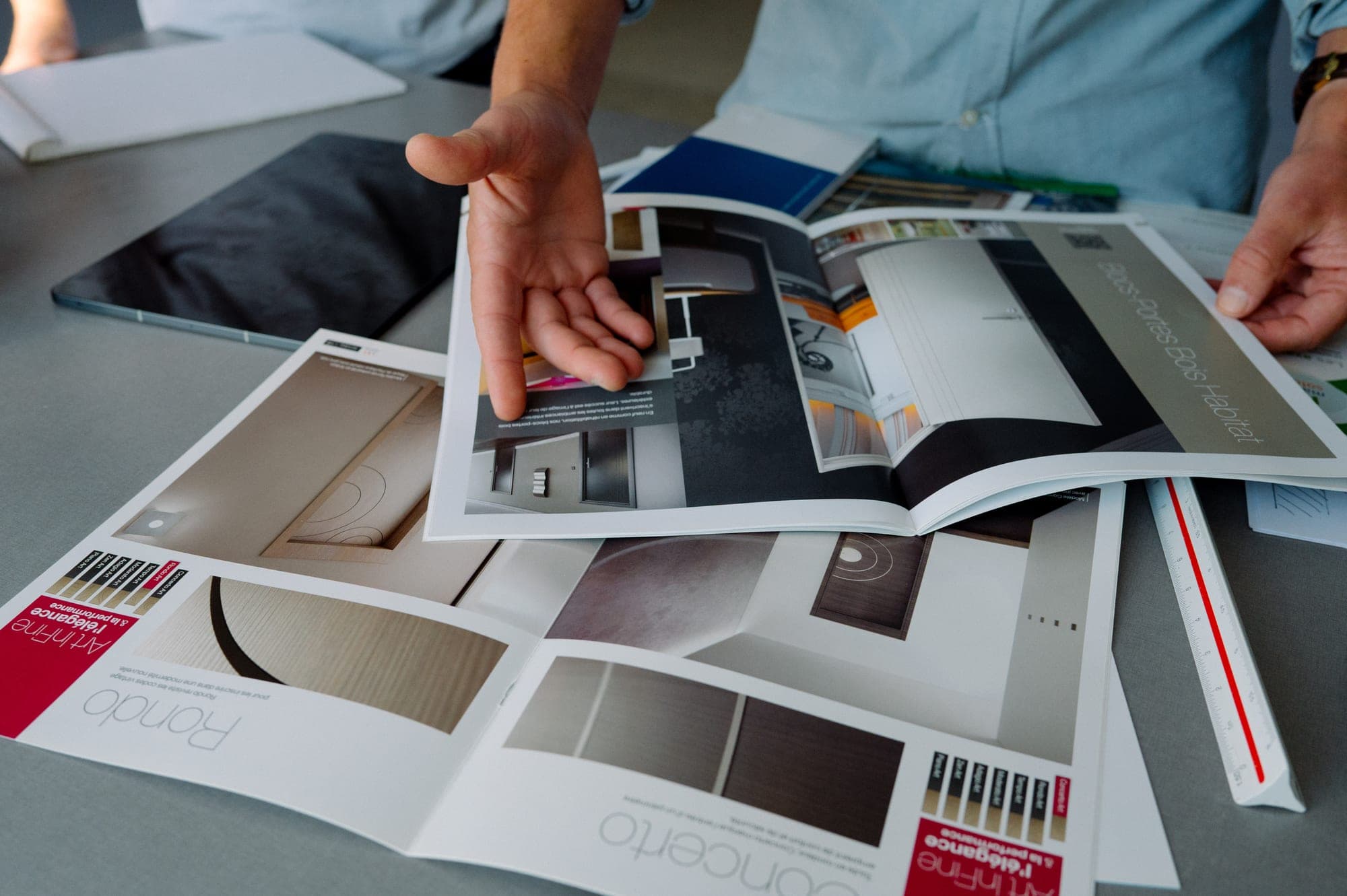 Choix des finitions : catalogues de portes présentés au client